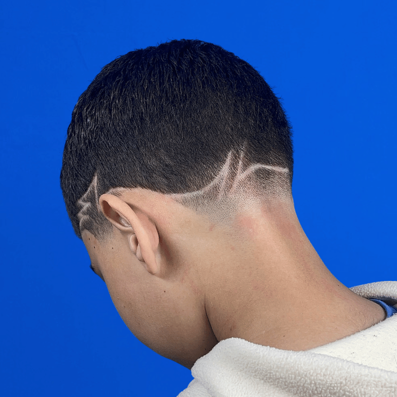 Corte com desenho na nuca
